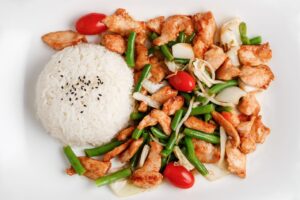 Catering dietetyczny czy gotowanie samemu — co bardziej się opłaca?
